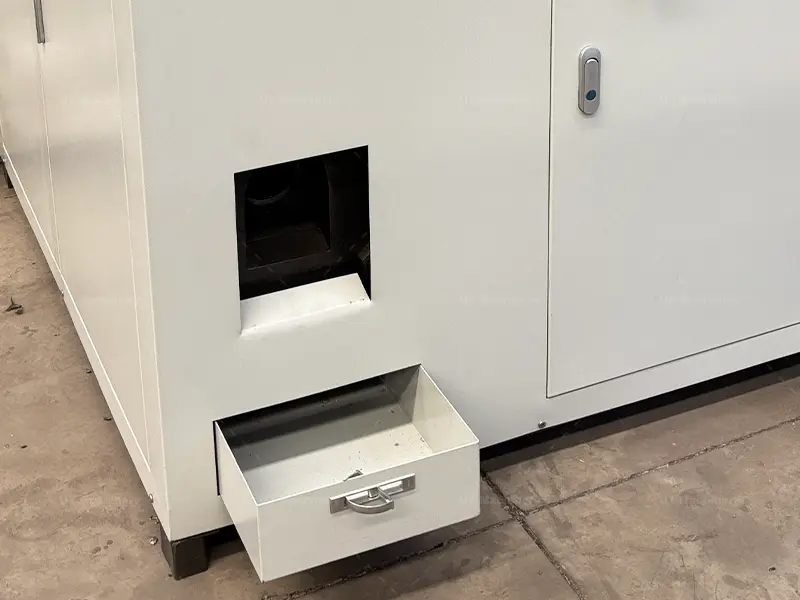 Canal de descarga de bloques cilíndricos terminados que cuenta con una bandeja de recolección integrada para recuperar los fluidos de corte residuales y la emulsión de refrigeración.
