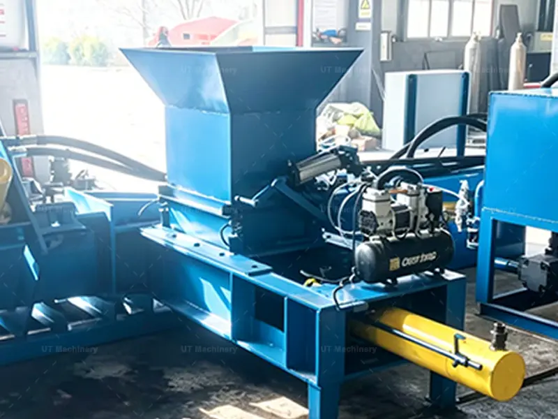 Cámara de dosificación automatizada y tolva de alimentación de la máquina briquetadora de turba de coco