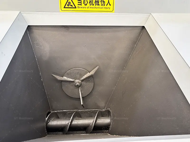 Diseño de tolva de alimentación forzada por tornillo con una paleta agitadora mecánica para evitar el efecto puente de las virutas de acero voluminosas y la fundición de hierro.