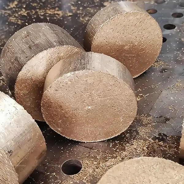 Pila de briquetas circulares de cobre de alta densidad compactadas para fundición.