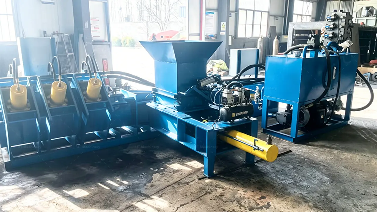 Máquina hidráulica para bloques de turba de coco UT Machinery con tolva de alimentación automática y compresor de aire en el taller de la fábrica