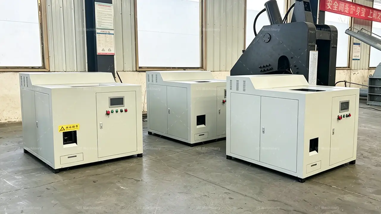 Una fila de prensas briquetadoras hidráulicas para metal de servicio pesado se somete a pruebas finales bajo carga en el taller de producción de la fábrica UT Machinery.