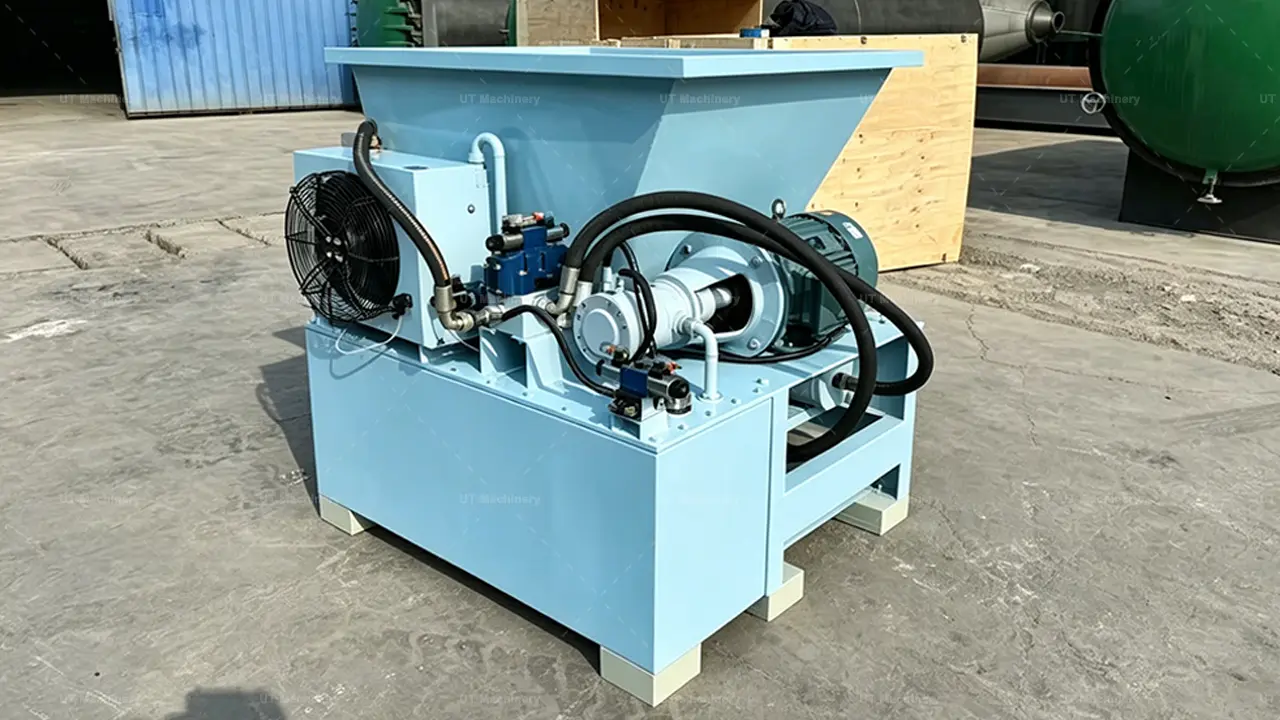 Vista técnica del sistema de pistón hidráulico y el motor para la prensa briquetadora de UT Machinery.