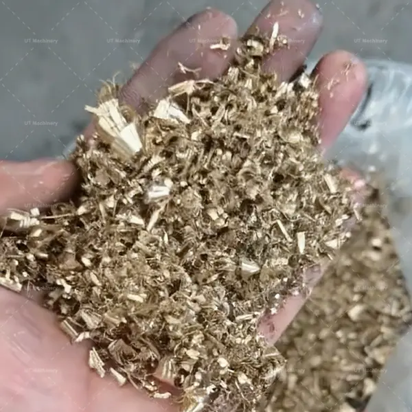 Primer plano de virutas de cobre sueltas y húmedas empapadas en fluido de corte de un taller de mecanizado.