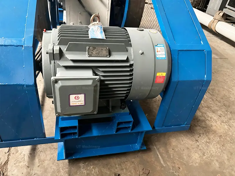 Primer plano de un motor de accionamiento principal de alta resistencia de 55 kW - 75 kW optimizado para la producción continua de briquetas de biomasa las 24 horas, los 7 días de la semana.