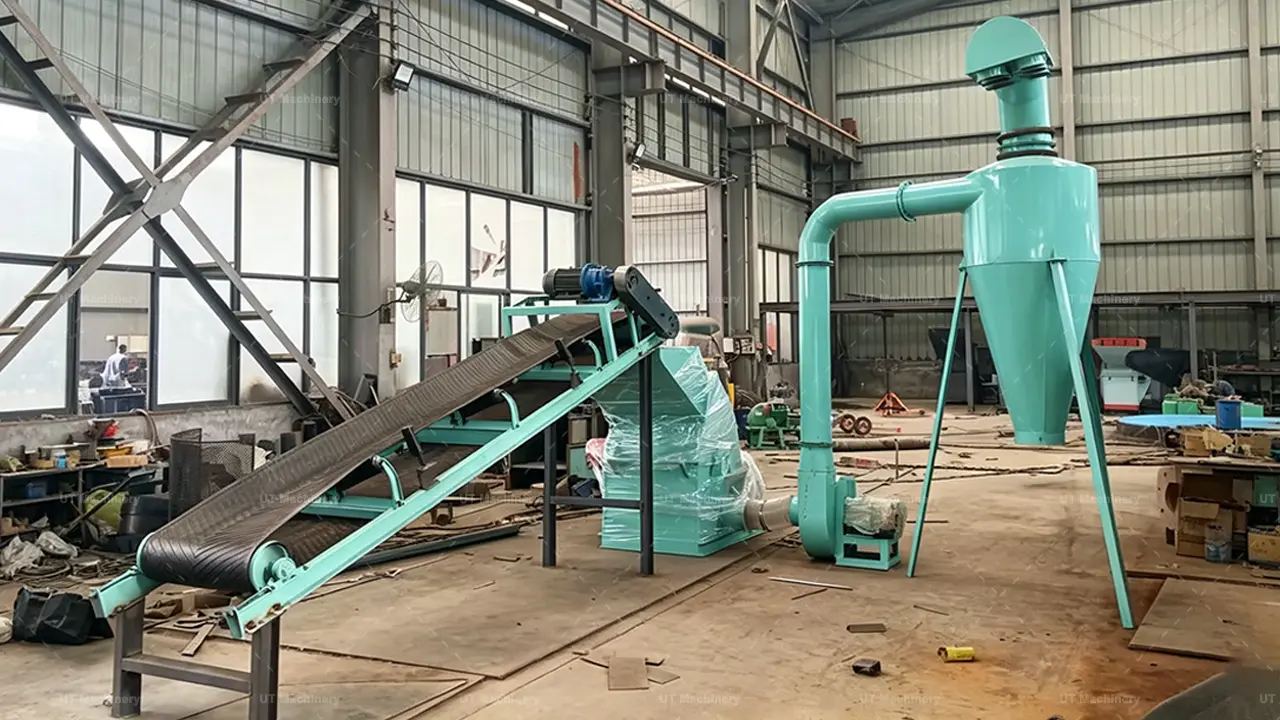 Disposición general de la trituradora de madera de molino de martillos de UT Machinery que muestra la línea completa de procesamiento de biomasa con colector ciclónico
