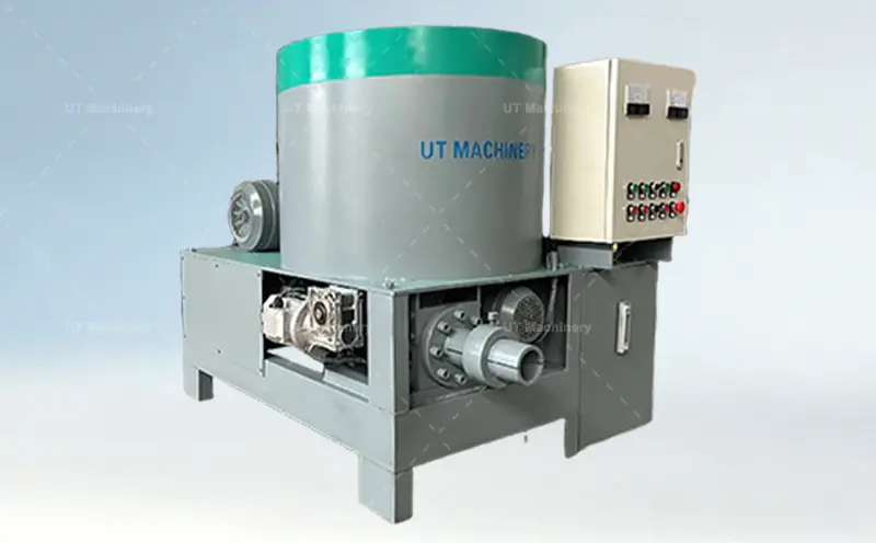 Vista lateral detallada de la prensa de briquetas de cáscara de arroz marca UT MACHINERY, mostrando el motor eléctrico, el sistema de transmisión de la caja de cambios expuesta y la estructura de marco de metal de alta resistencia.