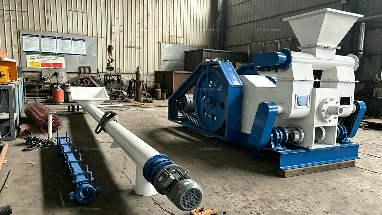 Máquina briqueteadora mecánica por estampado de alta resistencia con transportador alimentador de tornillo integrado en un taller de fábrica.