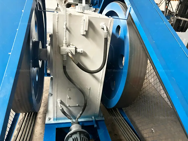 Componentes del sistema centralizado de lubricación y enfriamiento para mantener la estabilidad mecánica en el estampado de alta presión.