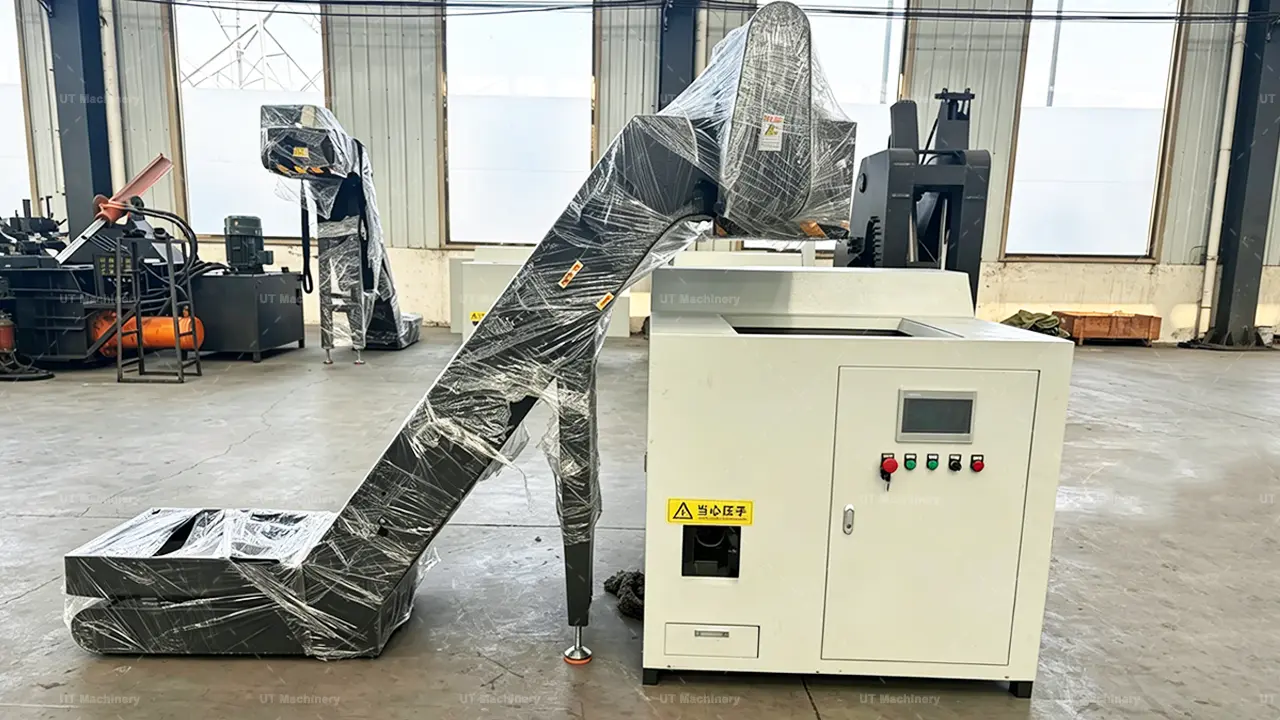 Máquina briquetadora automática para virutas de acero y fundición de hierro, equipada con una cinta transportadora de banda con tacos cerrada para la carga de chatarra libre de polvo.