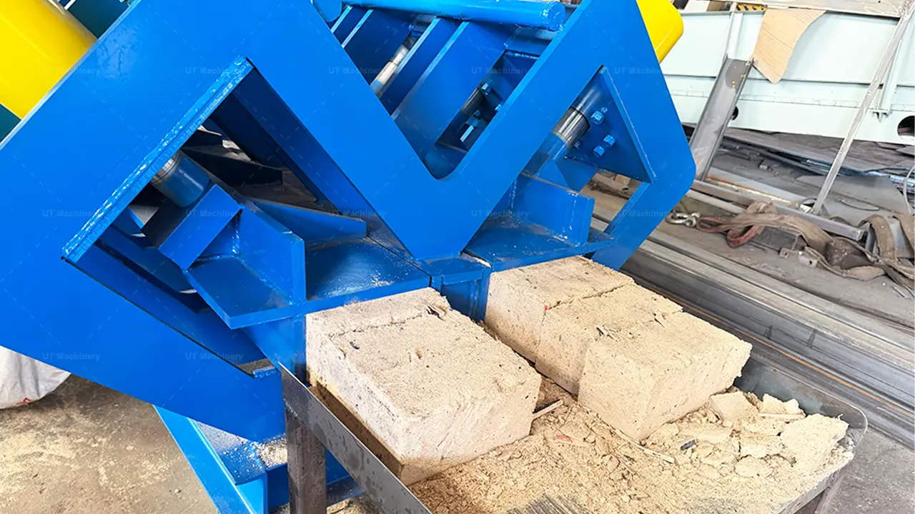 Primer plano de briquetas rectangulares de biomasa de alta densidad de 650g