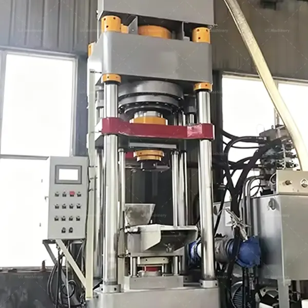 Línea de montaje de la fábrica de UT Machinery que muestra múltiples prensadoras verticales de virutas de latón con armarios de PLC automáticos.
