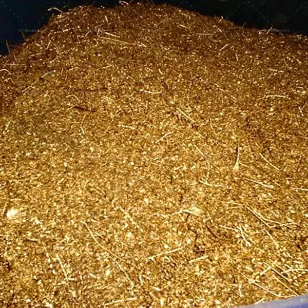 Virutas de latón dorado en bruto y residuos metálicos industriales acumulados para el reciclaje mediante reducción de volumen.