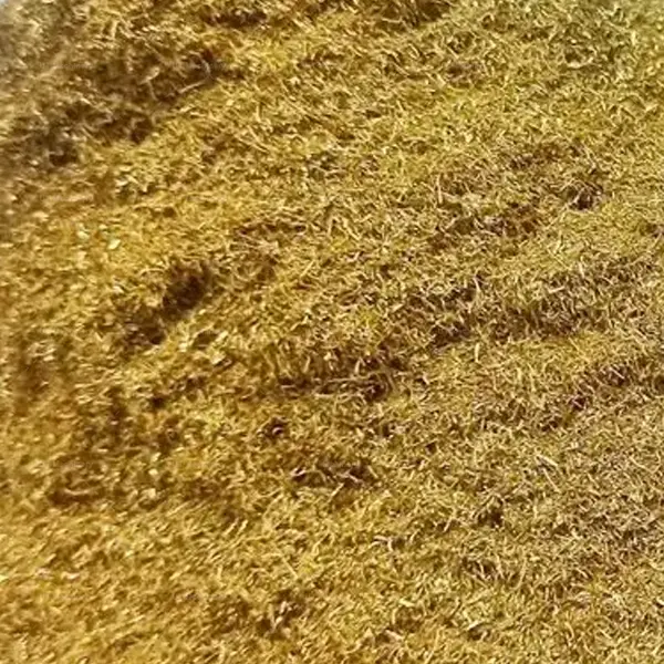 Materia prima de aserrín fino de latón suelto y polvo metálico antes del proceso de briquetado hidráulico.